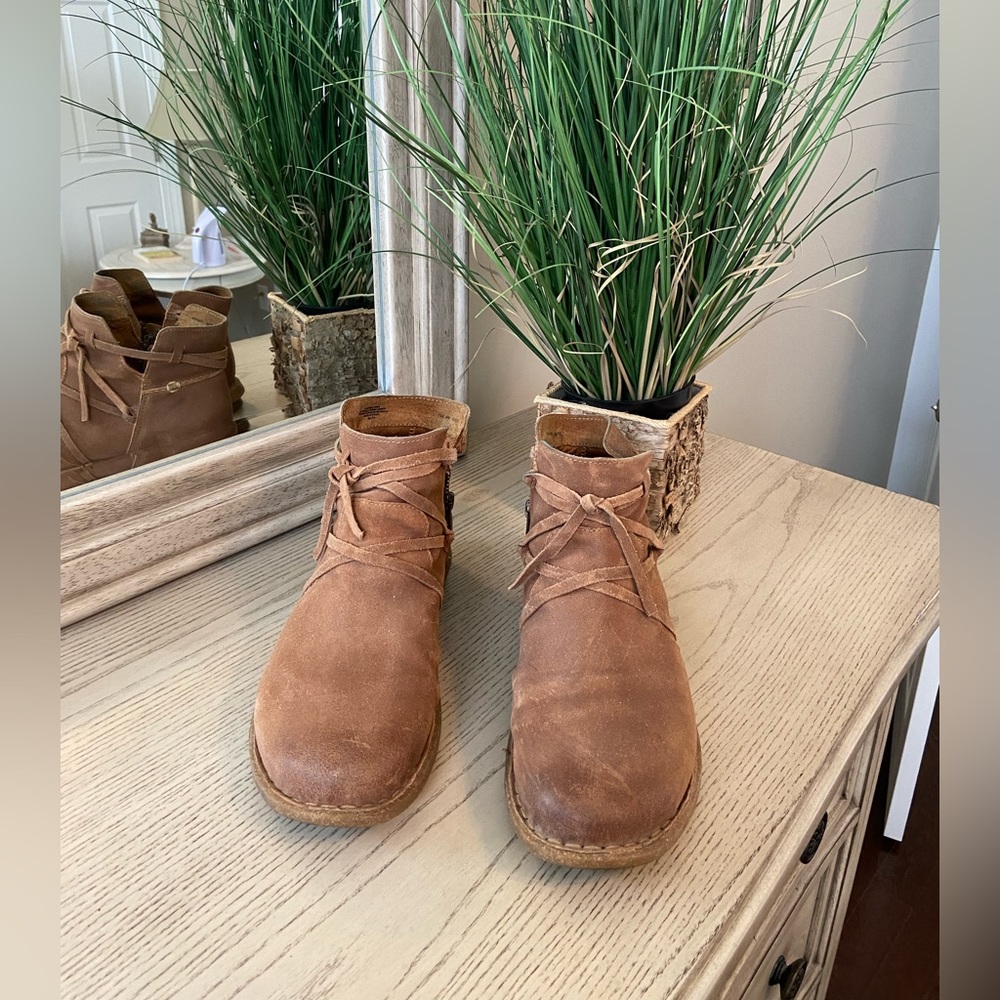 EUC Born Tarkiln Natural Leather Booties